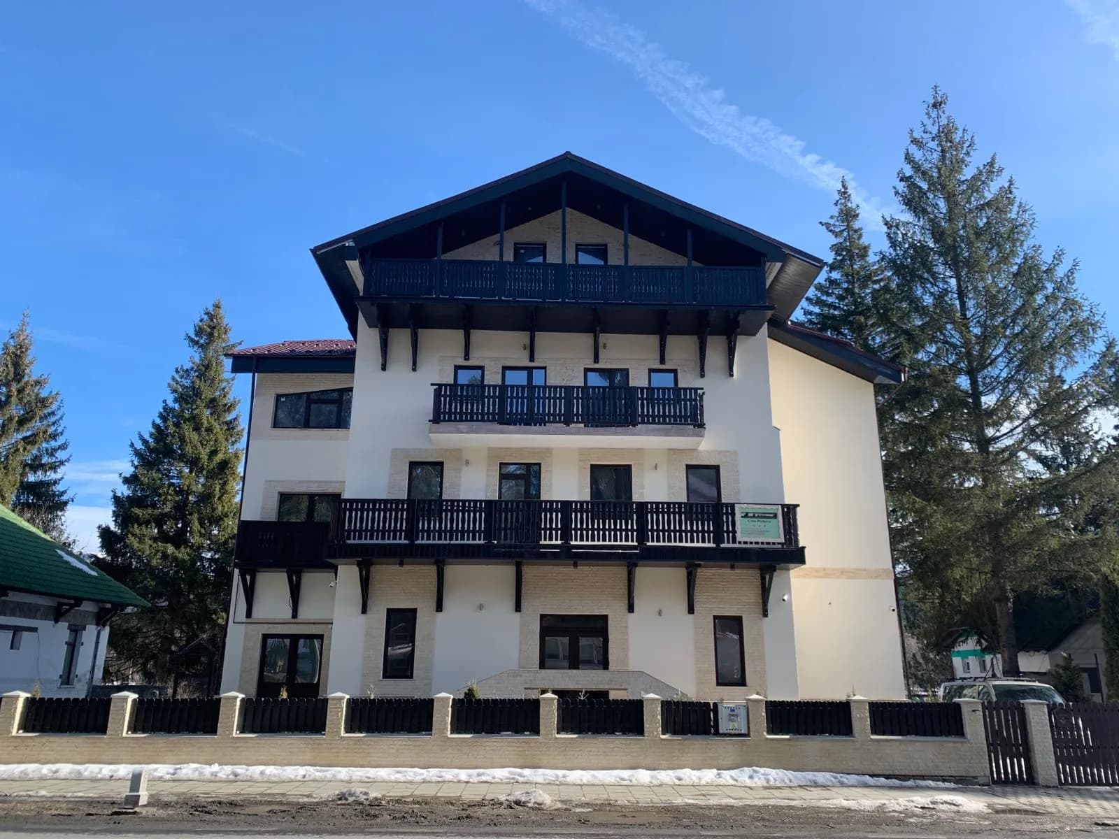 Casa Prahova — balcon cu vedere la munte